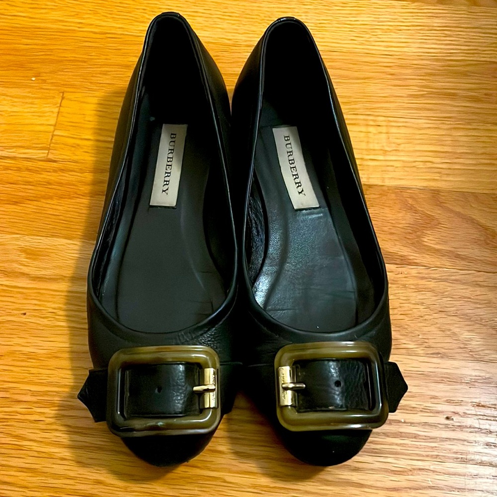 BURBERRY Black leather Flat with Tortoise Buckle